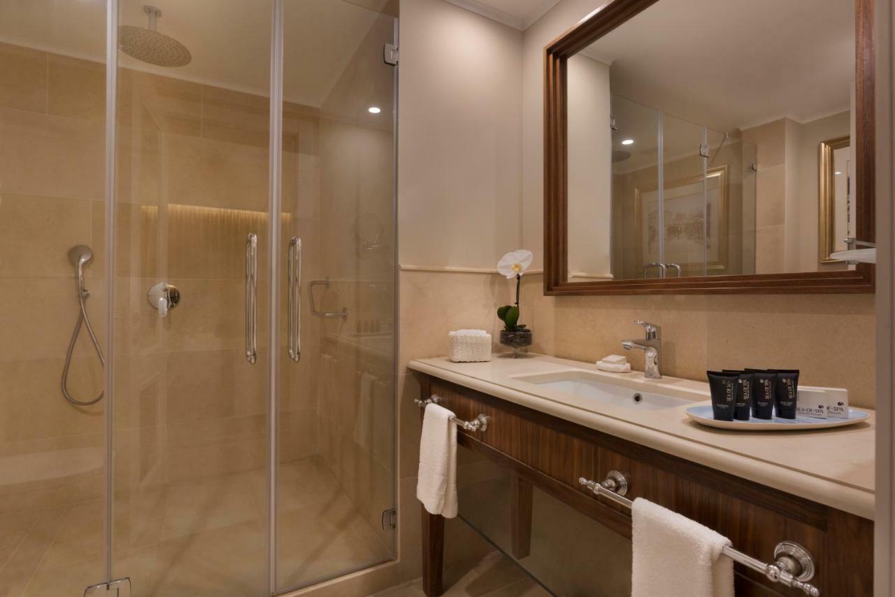 Herbert Samuel Jerusalém Exterior foto A shower with a sliding door